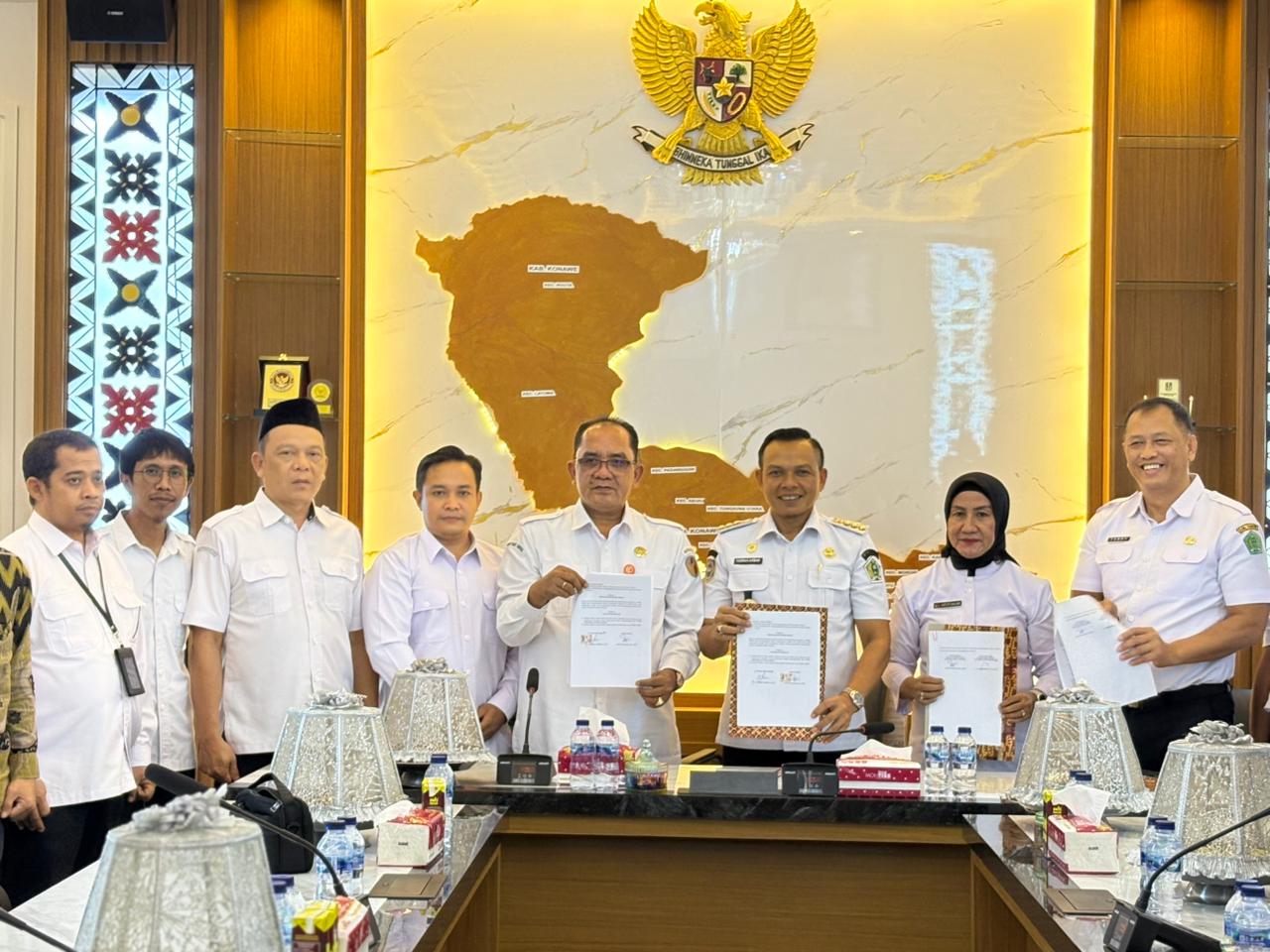 Disaksikan Deputi SDM Bawaslu RI, Bawaslu Kab. Konawe Bersama Pemda Konawe Lakukan Penandatangan NPHD Serah Terima Tanah Dan Gedung Kantor Bawaslu Konawe