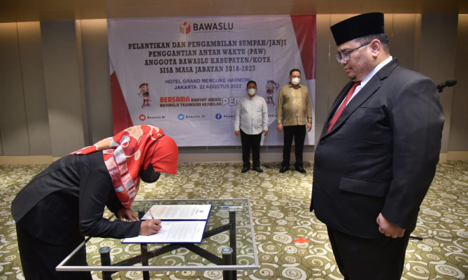 Lantik Delapan PAW Anggota Bawaslu Kabupaten/Kota, Bagja: Segera Adaptasi dengan Cepat