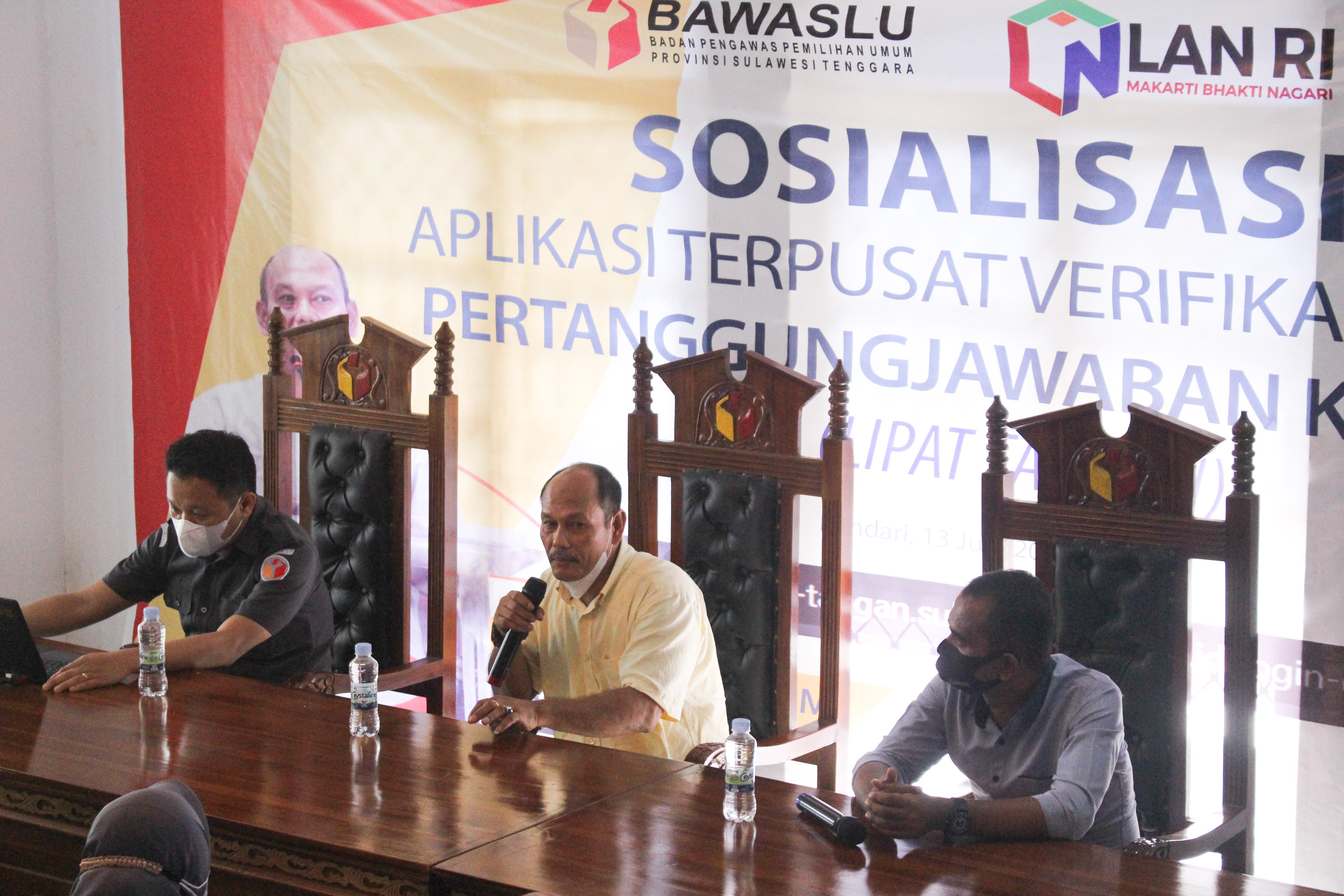 Sosialisasikan Aplikasi Lipat Tangan di Bawaslu Kota Kendari, Rapiuddin: Ini Terobosan Baru