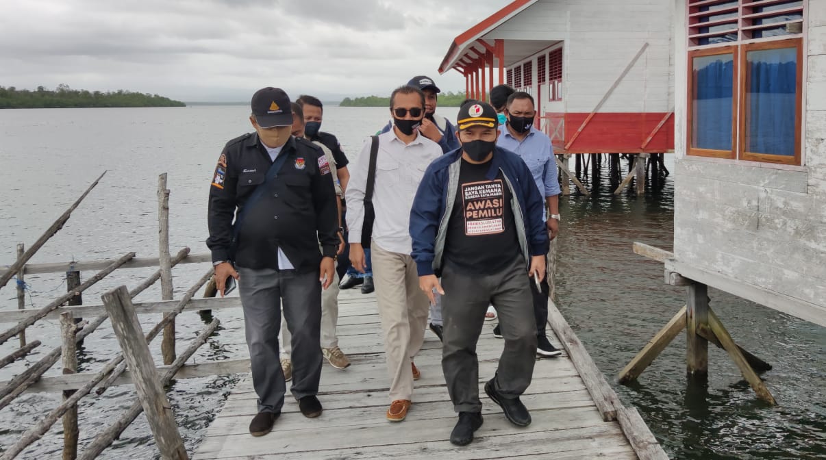 Menjaga Hak Pilih: Kisah Menantang Ombak di Pesisir Buton Utara