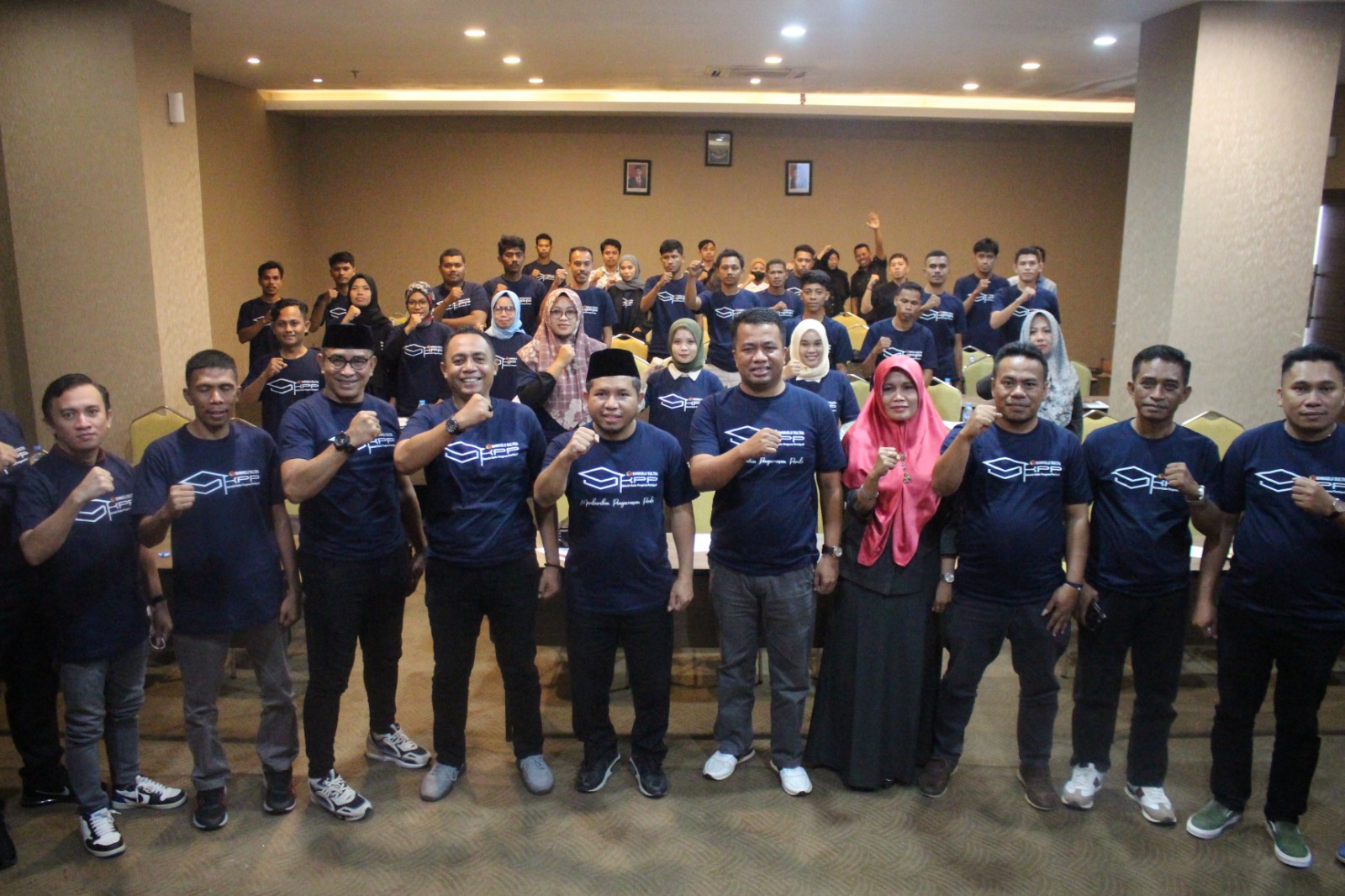 BAHARI; Membuka Secara Resmi Diskusi Peningkatan Kapasitas Alumni Sekolah Kader Pengawasan Partisipatif Provinsi Sulawesi Tenggara di Kota Bau-Bau