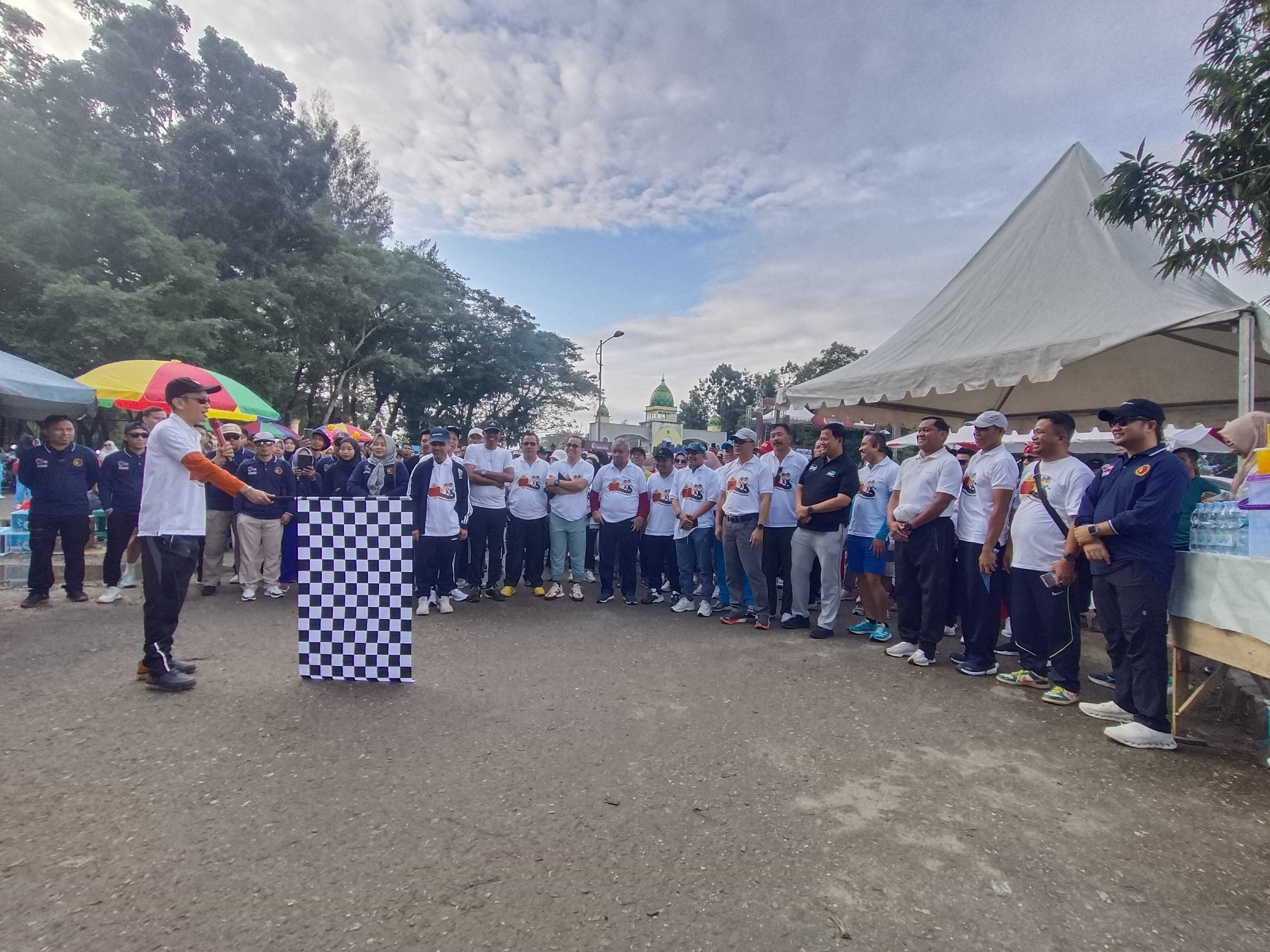 BAWASLU SULTRA GELAR JALAN SEHAT DAN PANGGUNG PENGAWASAN PARTISIPATIF TAHUN 2024