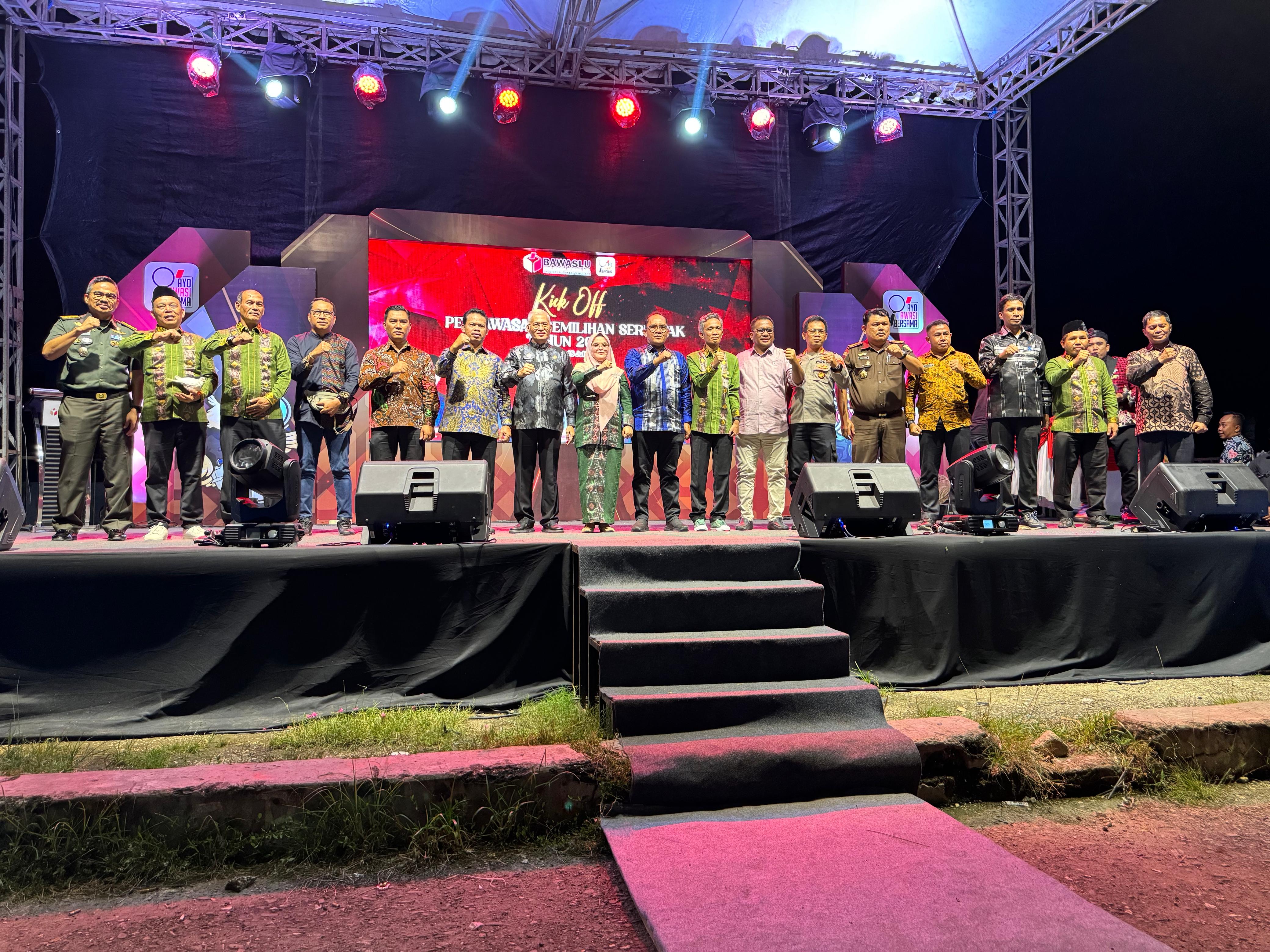 Pelepasan  17 Burung Merpati Sebagai Simbol Bawaslu Sultra Lounching Kick Off Pengawasan Pemilihan Serentak Tahun 2024