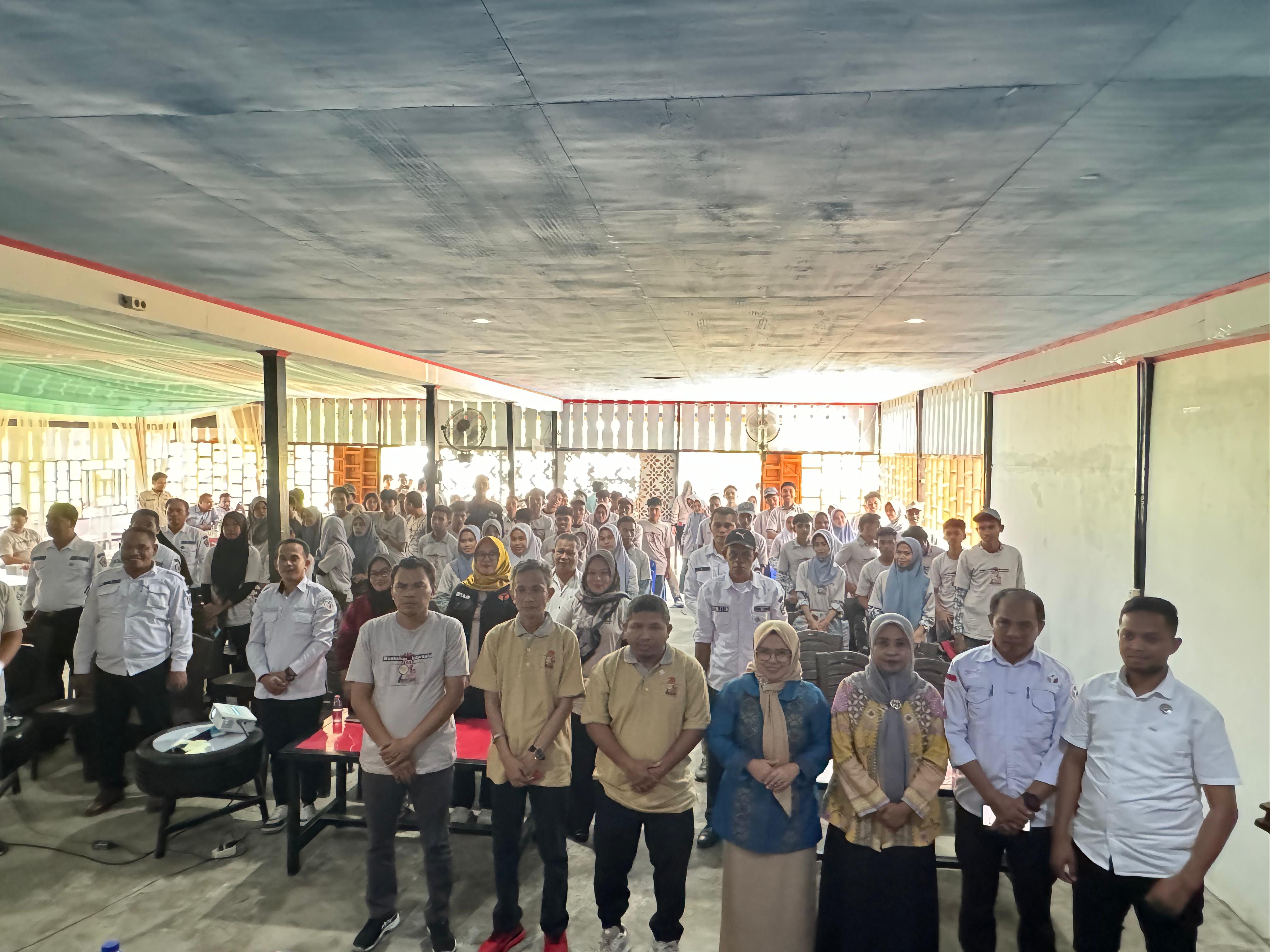 Bawaslu Sultra Ajak Pemilih Pemula untuk Menjadi Agen Pengawasan Partisipatif  Pada Pemilihan Tahun 2024 di Muna Barat  