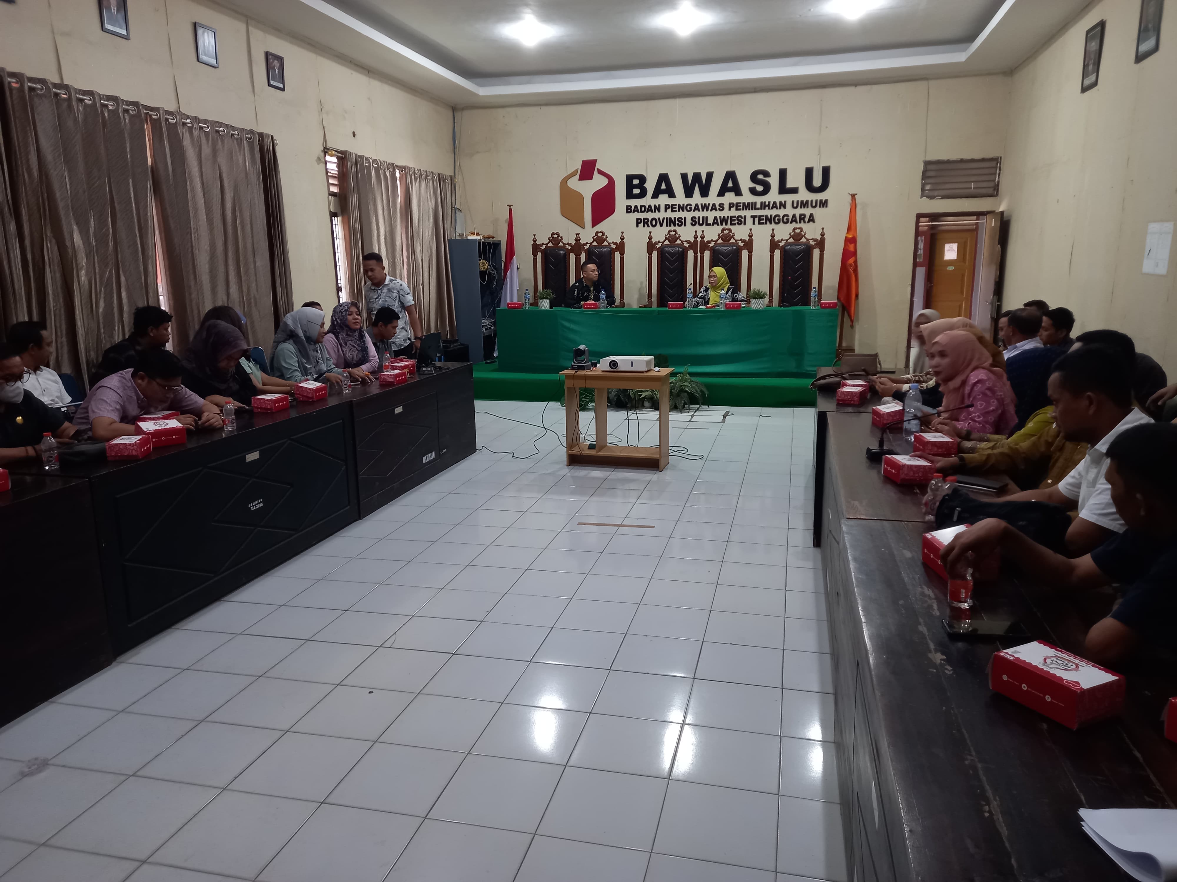 BAWASLU SULTRA GELAR KEGIATAN BAGI BAWASLU KABUPATEN/KOTA TERKAIT PELAKSANAAN PLENO RUTIN