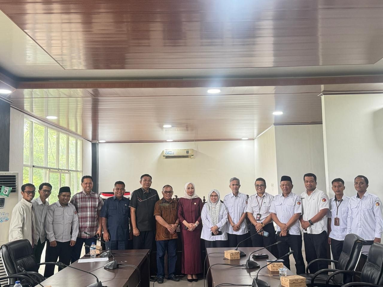 Foto Bersama Ketua, Anggota Bawaslu Provinsi Sulawesi Tenggara, Pejabat Struktural dan Administrator Bersama Jajaran Staf Bawaslu Provinsi Sulawesi Tenggara Saat Diterima di Ruang Rapat DPRD Provinsi Sultra