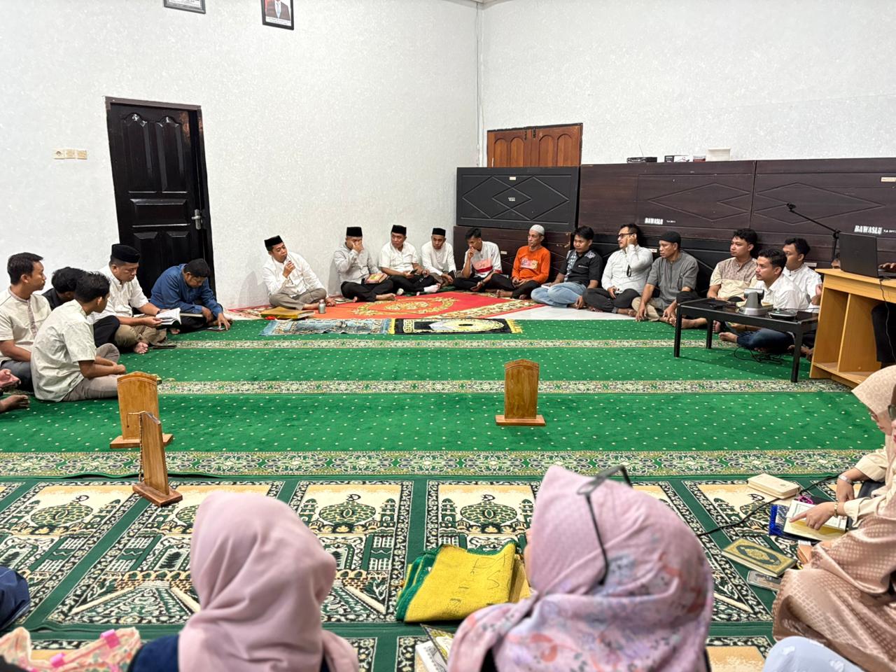 Suasana Kegiatan Bawaslu BerTadarus Yang DIpimpin Langsung Ketua dan Anggota Bawaslu Provinsi Sulawesi Tenggara, Kepala Sekretariat Bawaslu Provinsi Sulawesi Tenggara serta Jajaran Staf Bawaslu Provinsi Sulawesi Tenggara