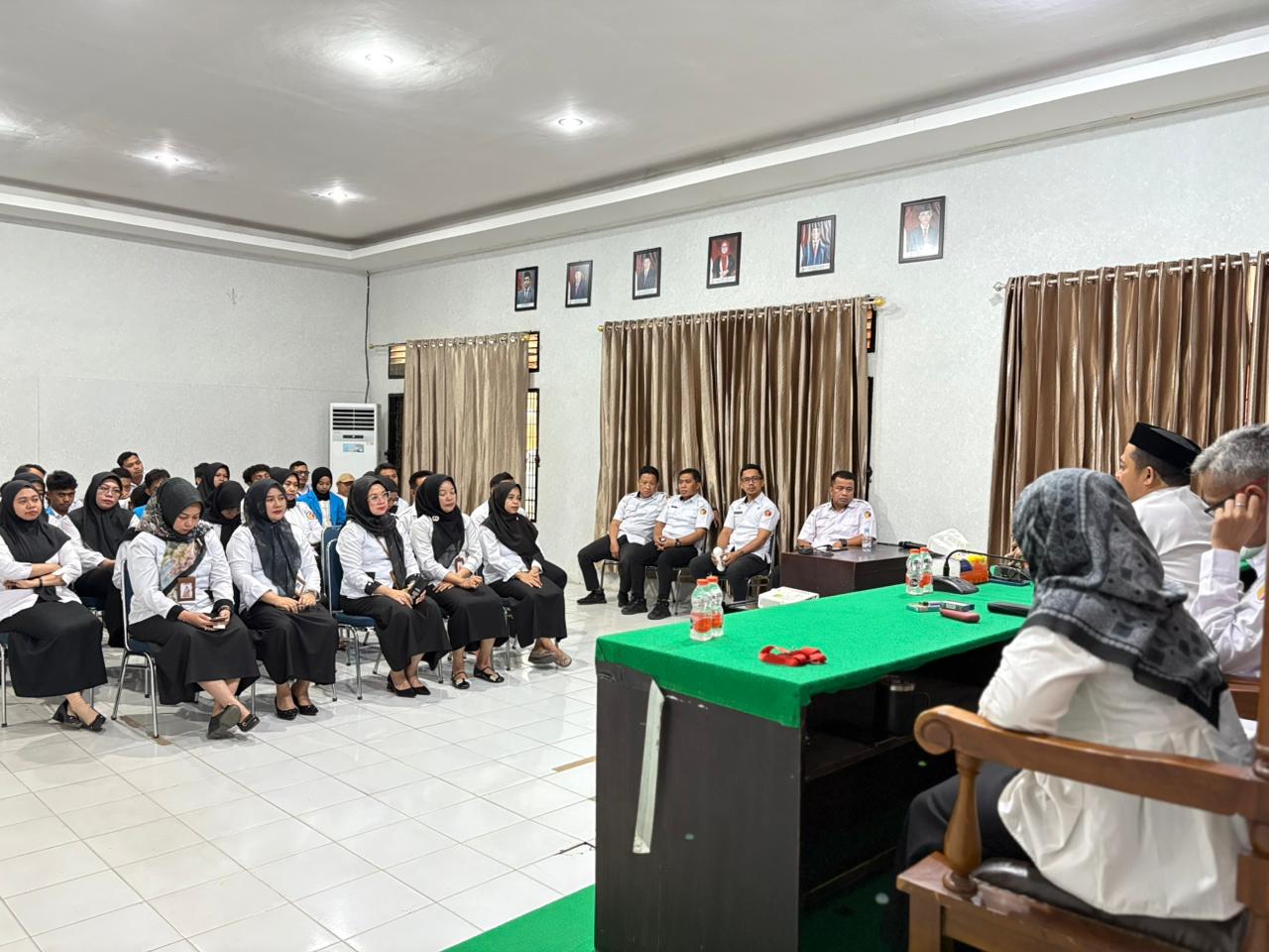 Suasana Pelaksanaan Kegiatan Penguatan Kelembagaan Spiritual Yang Dipimpin Oleh  Ketua Dan Anggota Bawaslu Provinsi Sultra Bersama Kepala Sekretariat Bawaslu Provinsi Sultra  