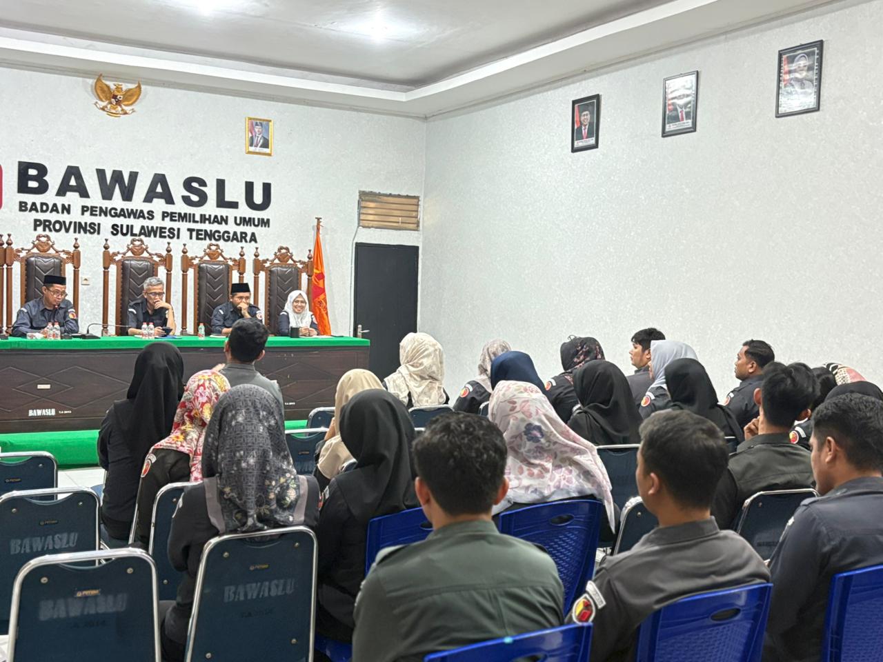 Suasana Rapat yang dipimpin langsung oleh Ketua Bawaslu Sultra didampingi oleh Anggota Bawaslu Sultra serta Kepala Sekretariat Bawaslu Sultra dengan dihadiri oleh seluruh Jajaran Bawaslu Sultra