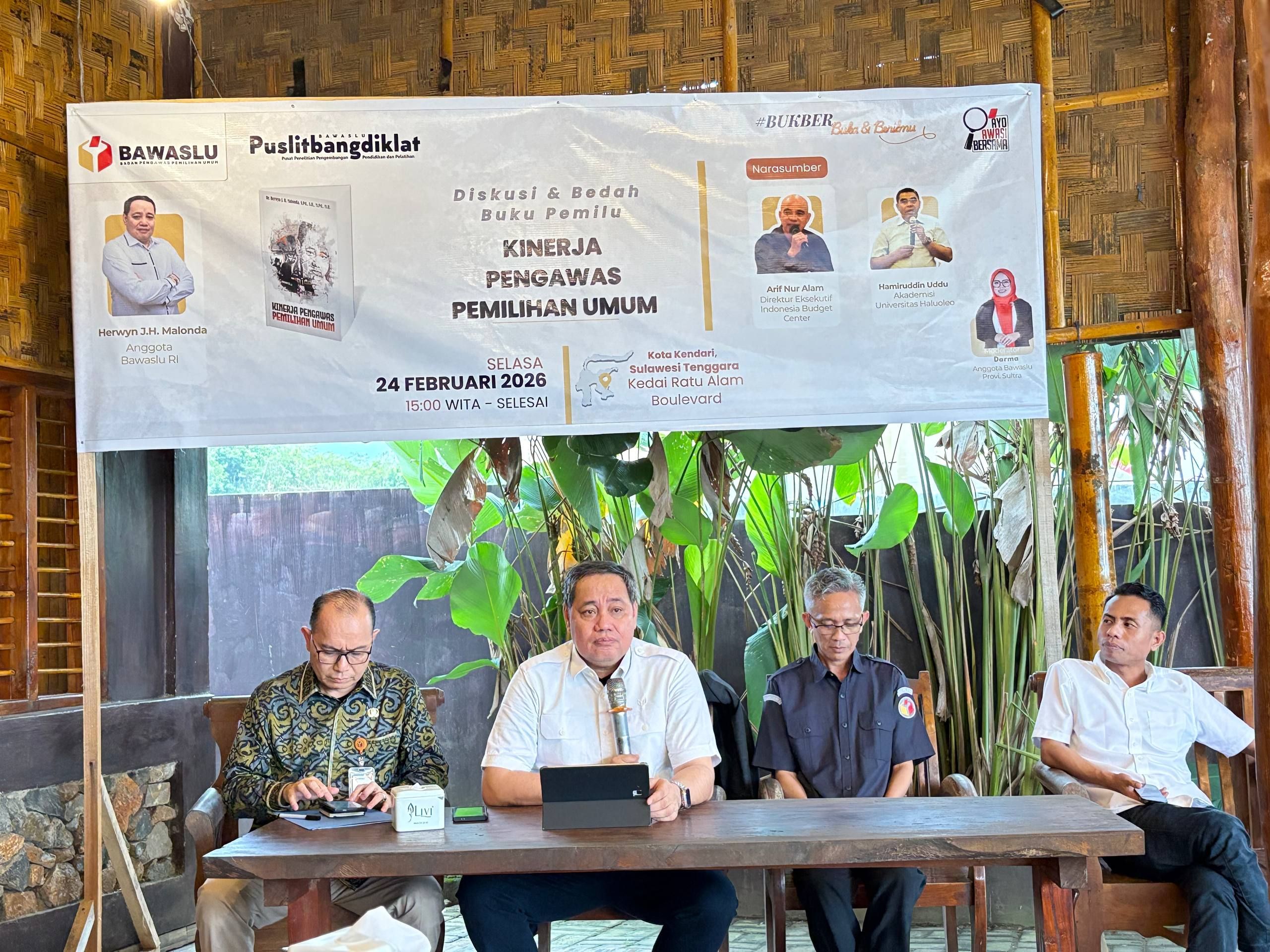 Dr. Herwyn J. H. Malonda, M.Pd., M.H (Anggota Bawaslu RI) Saat Memberikan Sambutan Didampingi Oleh Ketua Bawaslu Sultra, Kepala Puslitbangdiklat  dan Tenaga Ahli Bawaslu RI 