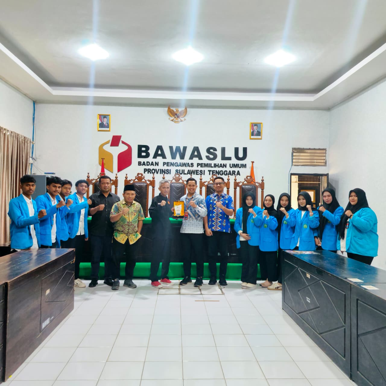 Foto Bersama Ketua dan Anggota Bawaslu Sultra Didampingi Pejabat Administrator Lingkup Bawaslu Sultra Bersama Dosen Pembimbing IAIN Kendari dan Mahasiswa Magang IAIN Kendari 
