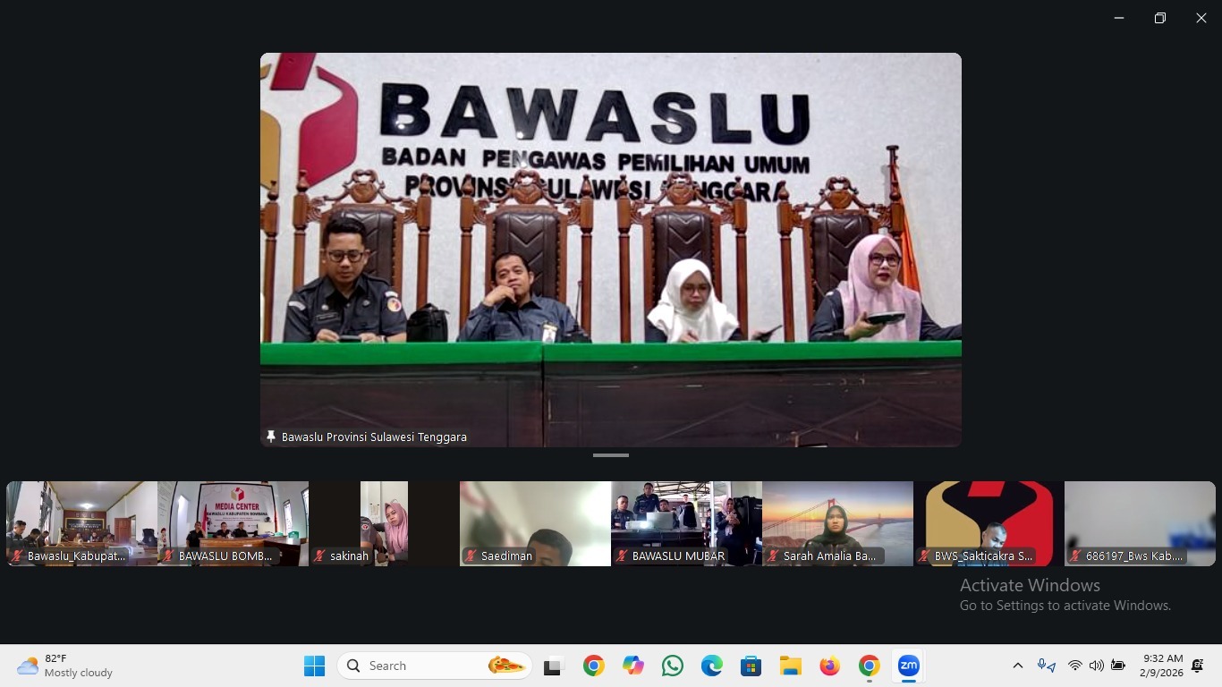 Anggota Bawaslu Provinsi Sulawesi Tenggara didampingi Kepala Sekretariat Bawaslu Provinsi Sulawesi Tenggara beserta Pejabat Administrator di Lingkup Bawaslu Provinsi Sultra Saat Melakukan Zoom Meeting 