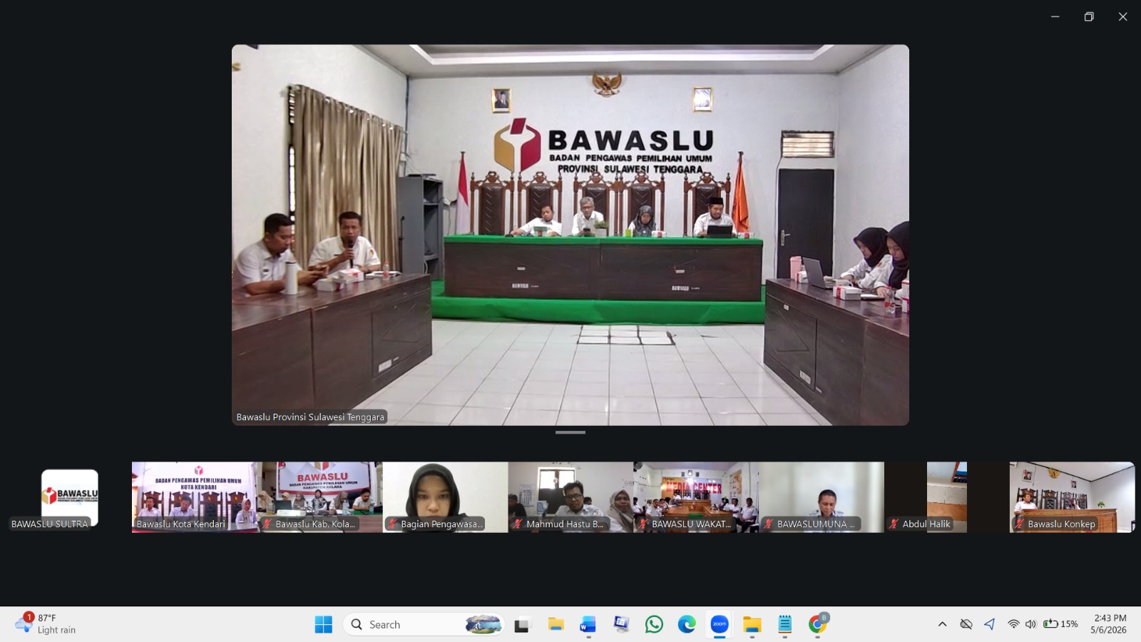Ketua dan Anggota Bawaslu Provinsi Sulawesi Tenggara didampingi Kepala Sekretariat Bawaslu Sultra, Kepala Bagian Pengawasan dan Staf Pengawasan Bawaslu Sultra Saat Mengikuti Rapat Melalui Zoom Meeting 