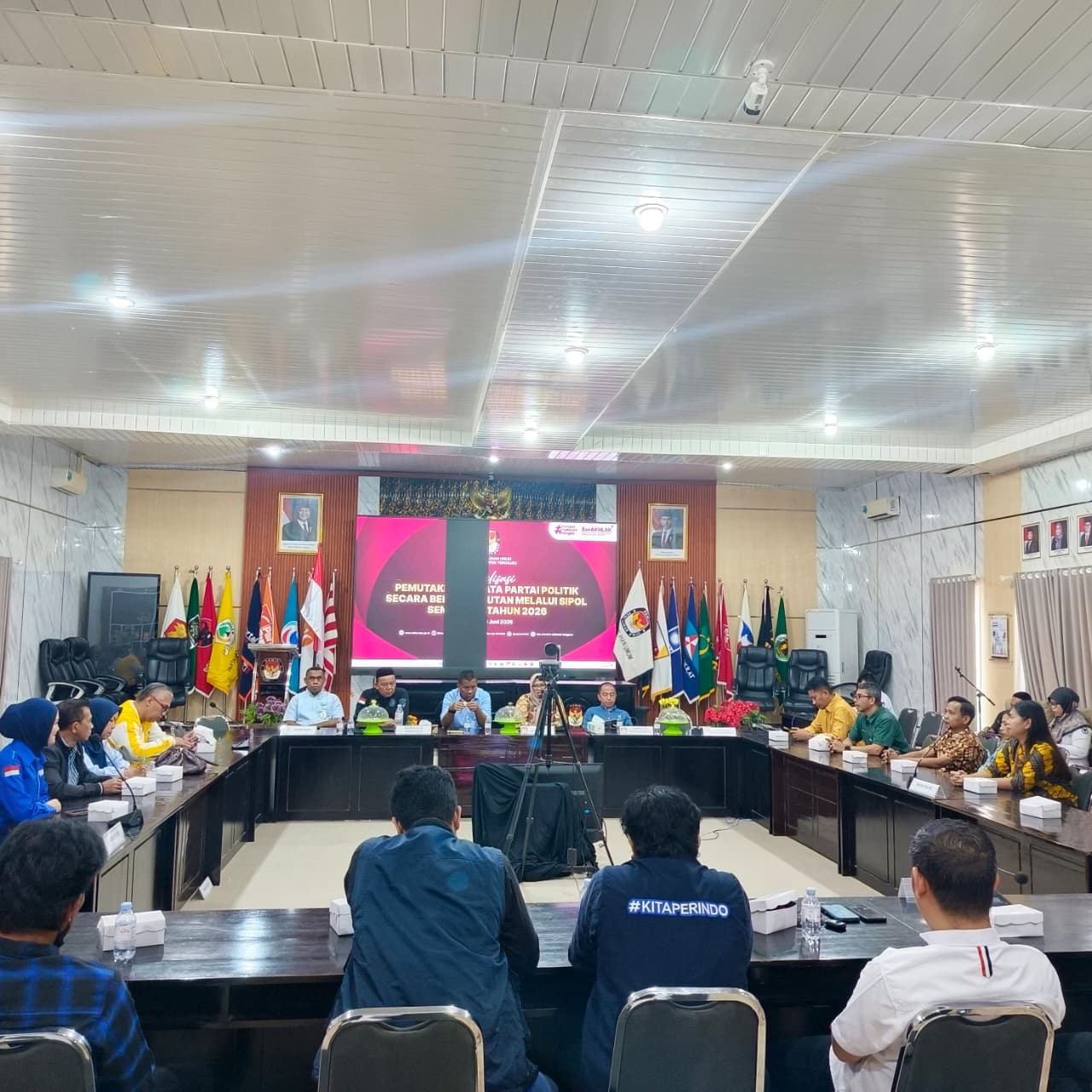 H. Heri Iskandar, SM (Anggota Bawaslu Provinsi Sulawesi Tenggara) Saat Menghadiri Kegiatan Sosialisasi Pemutakhiran Data Partai Politik secara Berkelanjutan melalui Sipol Semester I Tahun 2026