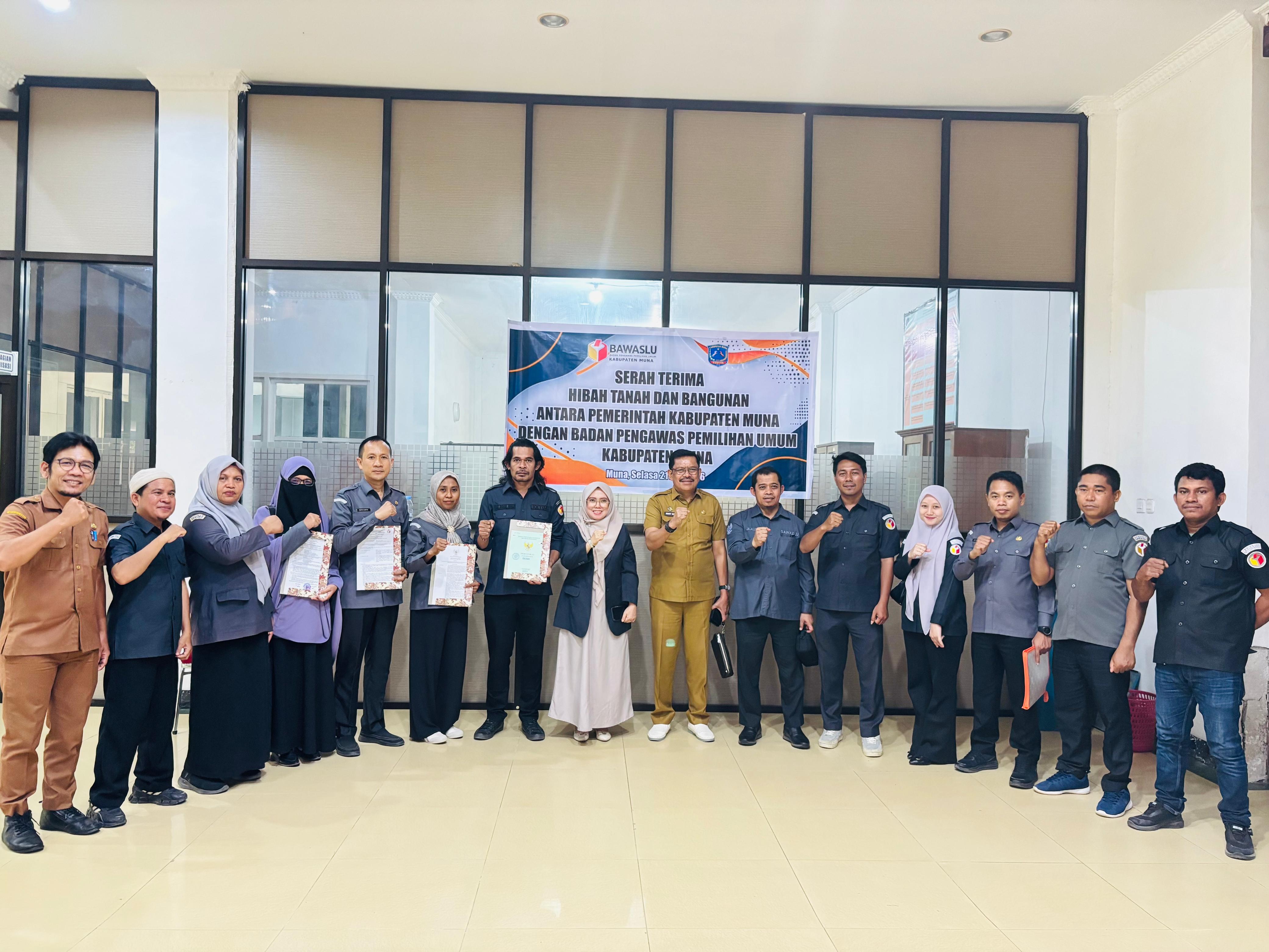 Darma, S.Si., MH (Anggota Bawaslu Sultra) DR. Jalaluddin (Kepala Sekretariat Bawaslu Sultra), Ketua Bawaslu Kabupaten Muna Bersama Jajaran Sekretariat Bawaslu Kabupaten Muna Foto bersama Dengan Pemerintah Daerah Kabupaten Muna