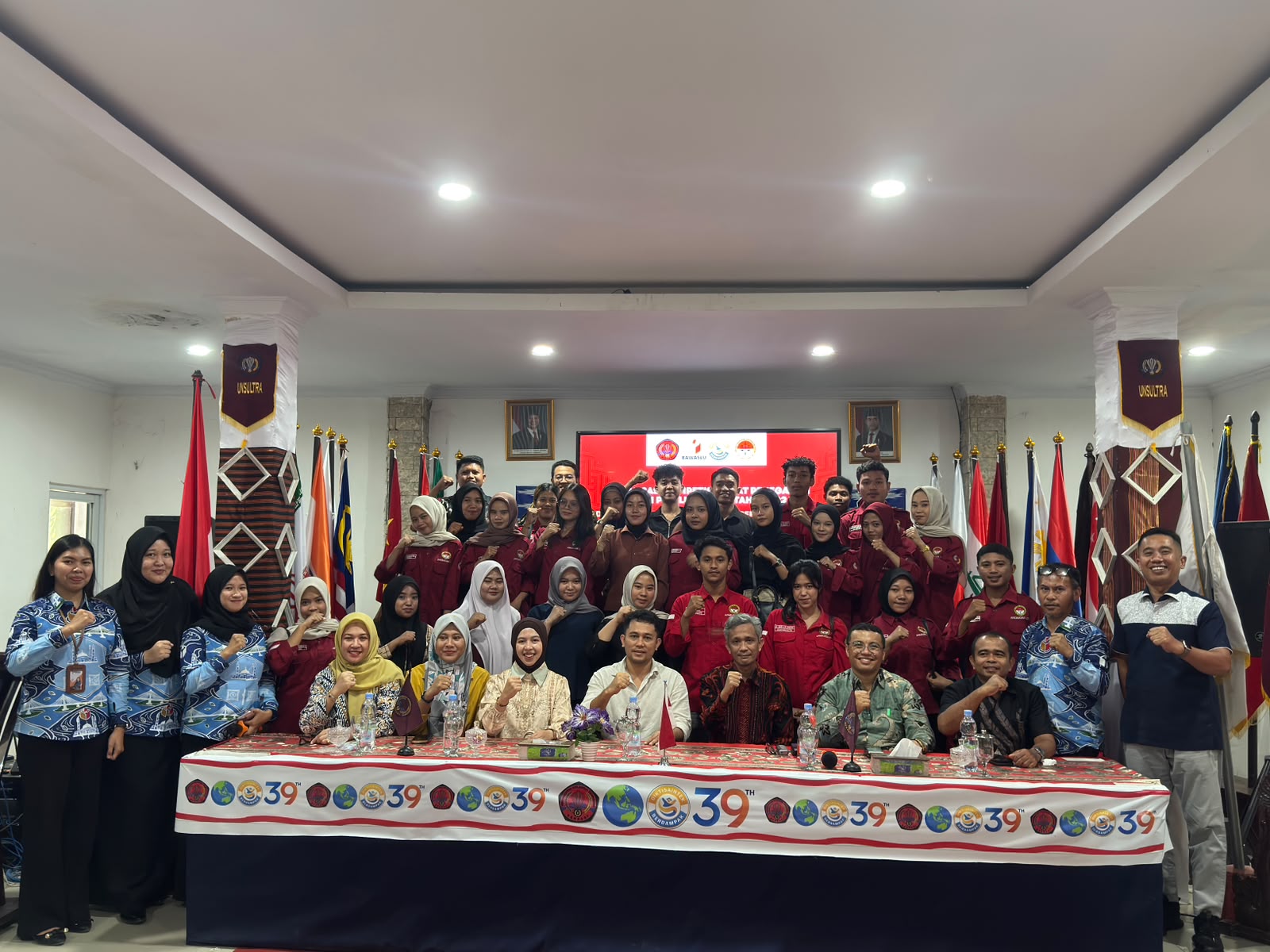 Foto Bersama Ketua dan Anggota Bawaslu Provinsi Sulawesi Tenggara Bersama Akademisi Universitas Sulawesi Tenggara dan Mahasiswa dan Juga Jajaran Sekretariat Bawaslu Sultra