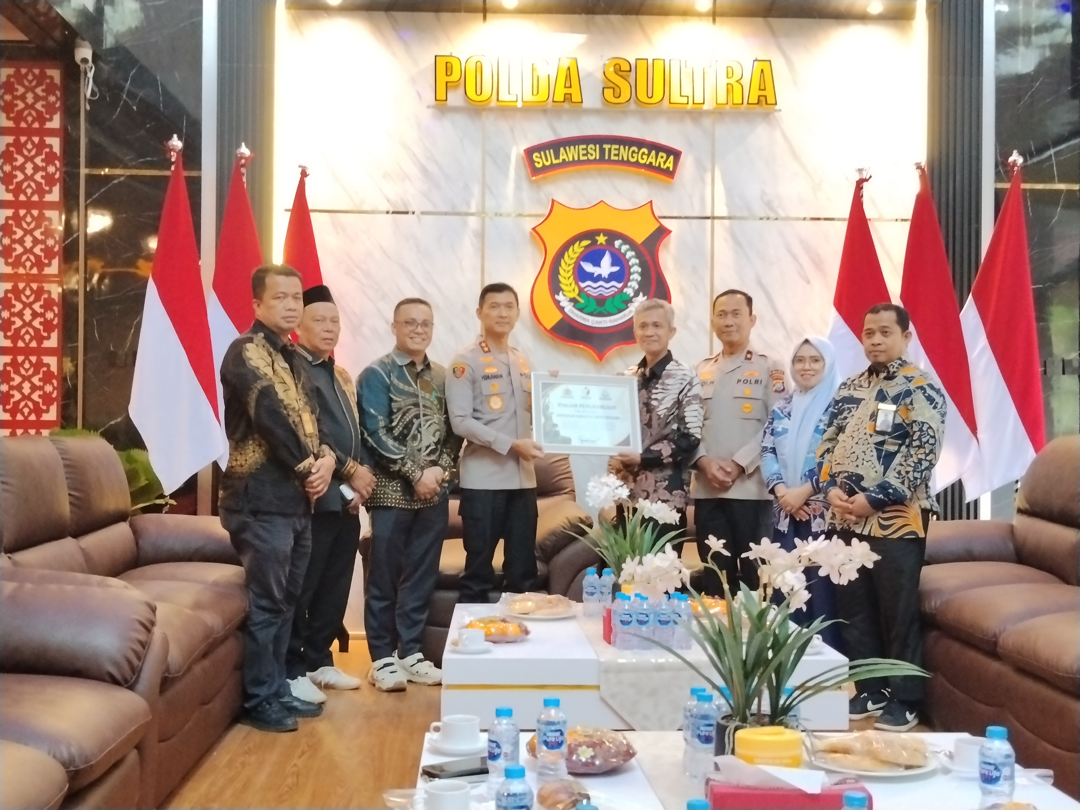 Ketua dan Anggota Bawaslu Sultra Didampingi Oleh Kepala Sekretariat Bawaslu Sultra serta Kepala Bagian Pengawasan Bawaslu Sultra Berikan Piagam Secara Simbolis Kepada Kapolda Sultra serta Wakapolda Sultra