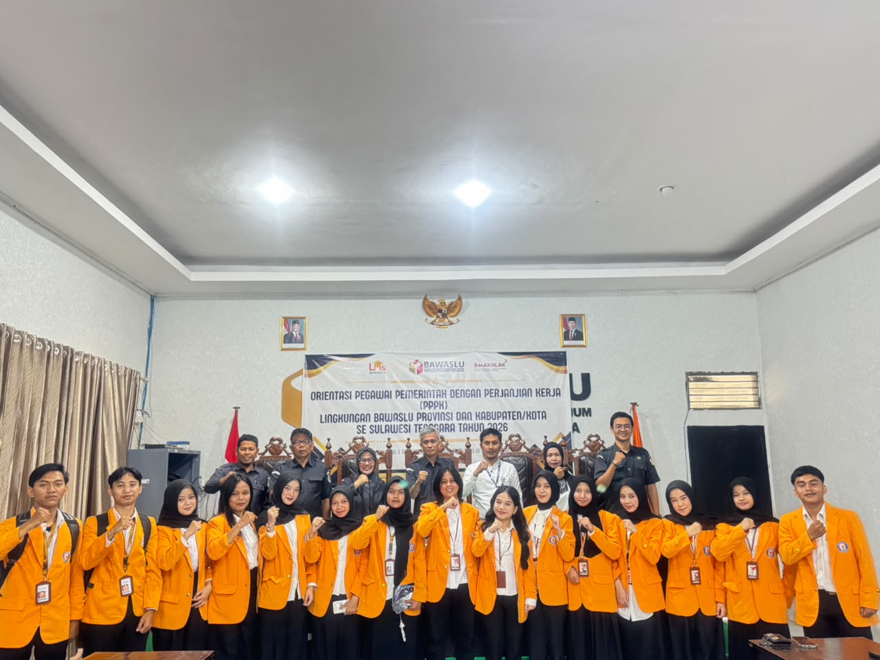 Ketua dan Anggota Bawaslu Provinsi Sulawesi Tenggara Bersama Jajaran Sekretariat Bawaslu Sultra Foto Bersama Dosen Pembimbing Lapangan Beserta Mahasiswa Magang UHO