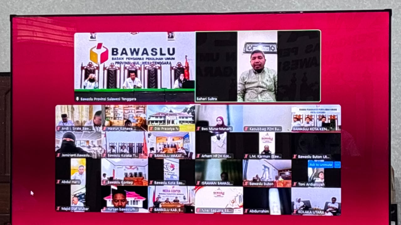 Bahari, S.Si., SH, MP, MH (Anggota Bawaslu Provinsi Sulawesi Tenggara) Saat Memberikan Arahan Kepada Peserta Rapat Melalui Zoom Meeting/Daring
