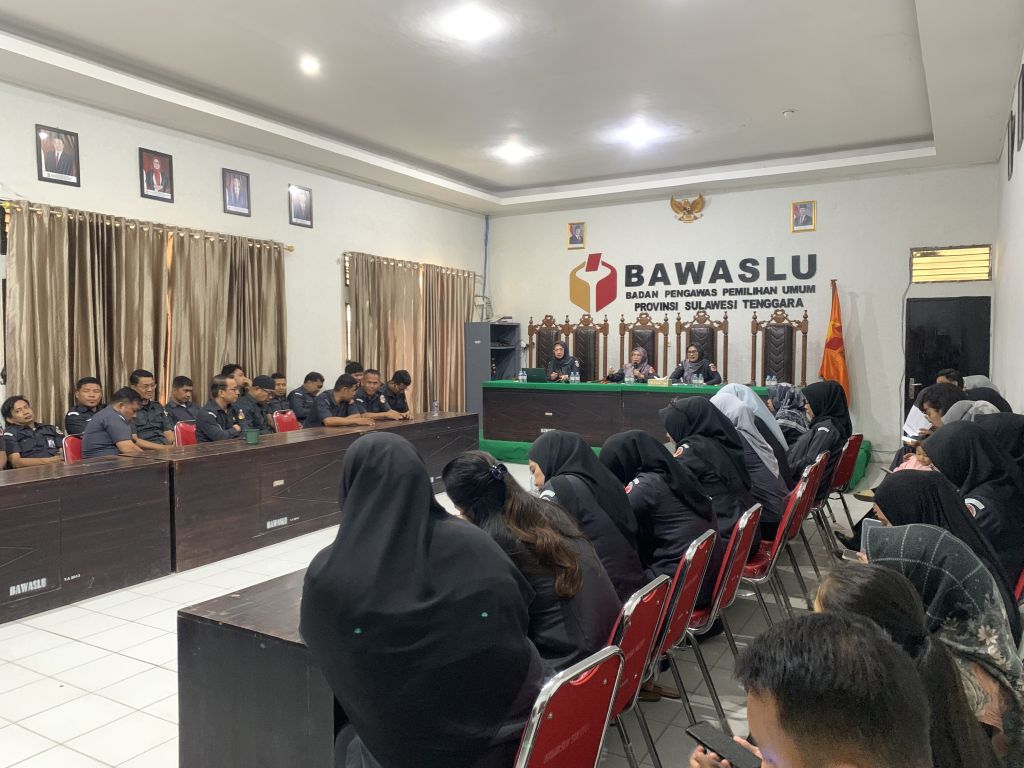 Darma, SP., S.H., M.H (Anggota Bawaslu Provinsi Sulawesi Tenggara) Saat Memberikan Arahan dan Sambutan Kepada Peserta Kegiatan Kompetensi jajaran Sekretariat Bawaslu Provinsi Sulawesi Tenggara