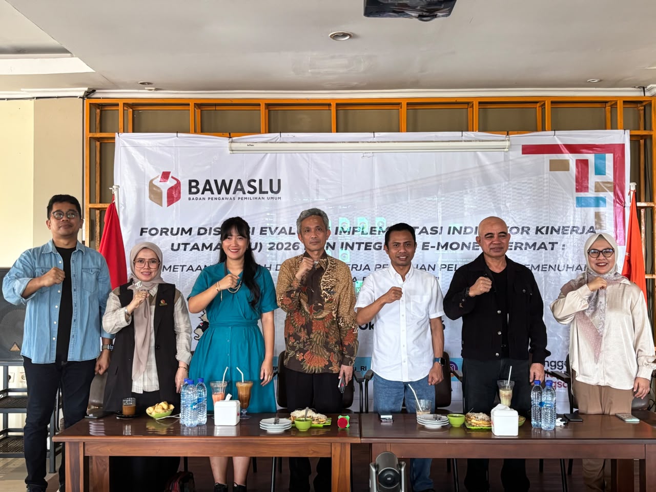 Foto Bersama Ketua dan Anggota Bawaslu Provinsi Sultra Dengan Tenaga Ahli SDM Bawaslu RI, 2 (Dua) Narasumber Akademisi dan Pegiat Pemilu dan Ka.Bag Administrasi dan Ka.Bag Penanganan Pelanggaran dan Penyelesaian Sengketa Bawaslu Sultra 