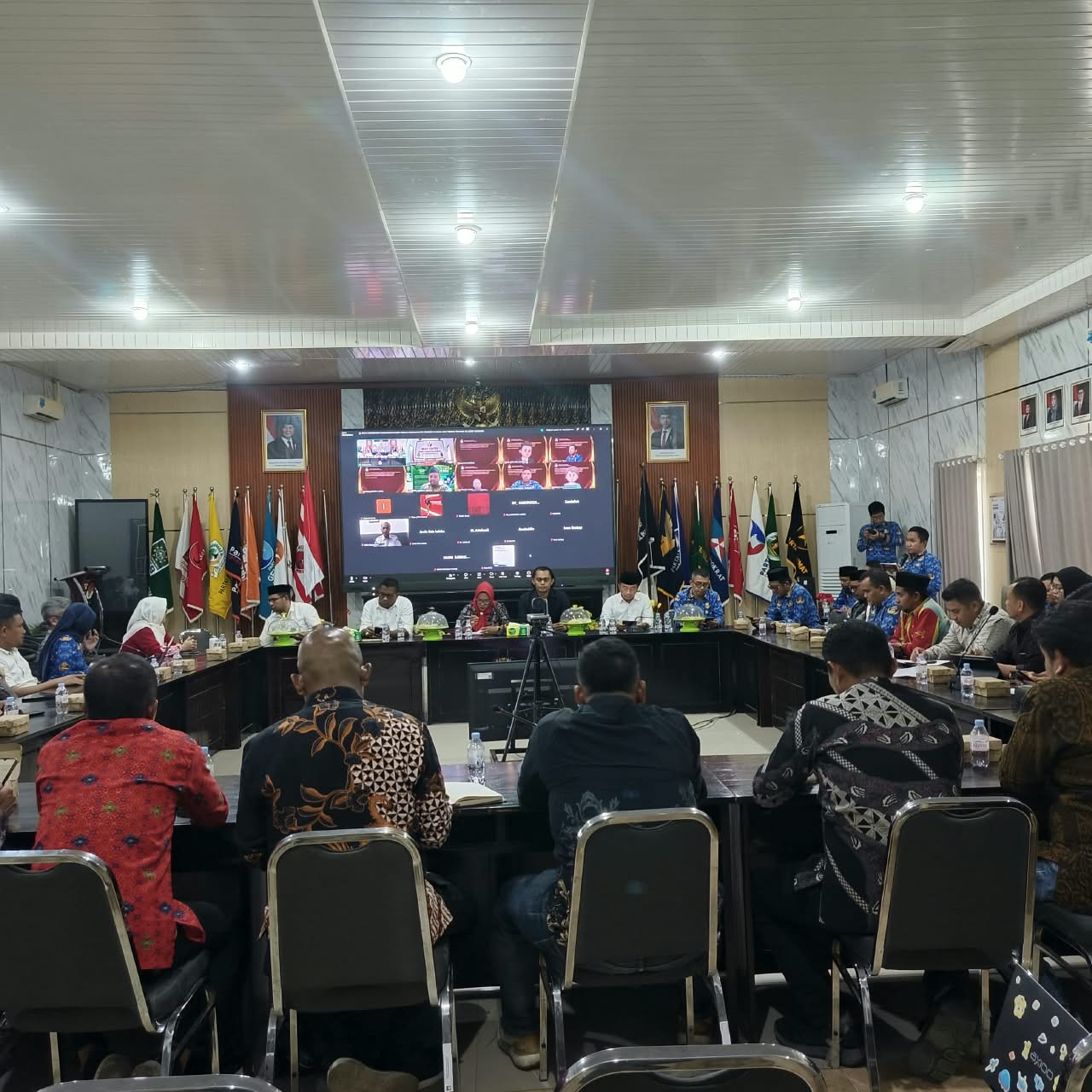 Ketua dan Anggota Bawaslu Provinsi Sulawesi Tenggara Saat Menghadiri Rakoor PDPB Semester II Tahun 2026 Melalui Luring dan Daring