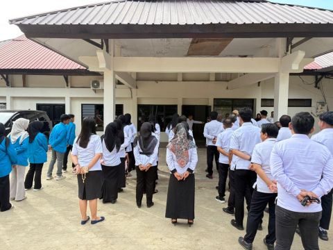 Bahari, S.Si., S.H M.P., M.H (Anggota Bawaslu Provinsi Sultra) Pimpin Apel Pagi Diikuti oleh Kepala Sekretariat, Pejabat Administrator dan Struktural Lingkup Bawaslu Sultra serta Jajaran Staf Bawaslu Provinsi Sultra dan juga Mahasiswa KKN dari IAIN Kendari.