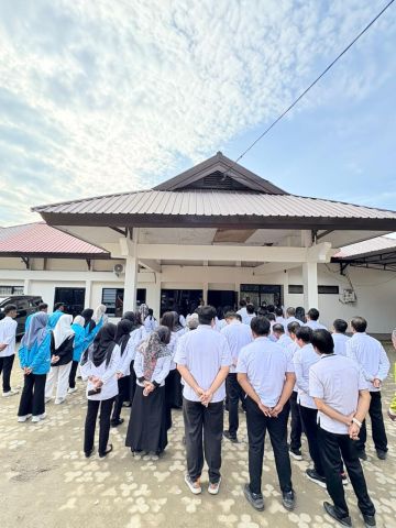 Dr. Jalaluddin (Kepala Sekretariat Bawaslu Provinsi Sulawesi Tenggara) Pimpin Apel Pagi yang Digelar Setiap hari Rabu di Lingkungan Bawaslu Prov. Sultra