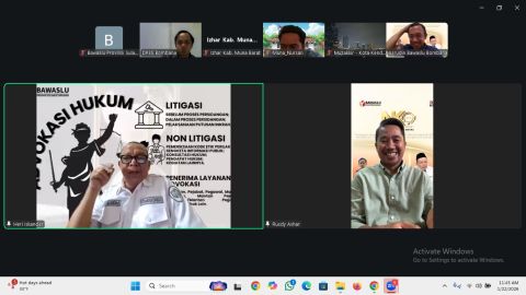 H. Heri Iskandar, SM (Anggota Bawaslu Provinsi Sulawesi Tenggara) Saat Memberikan Arahan Melalui Zoom Meeting Kegiatan Ngobrol Kamis 