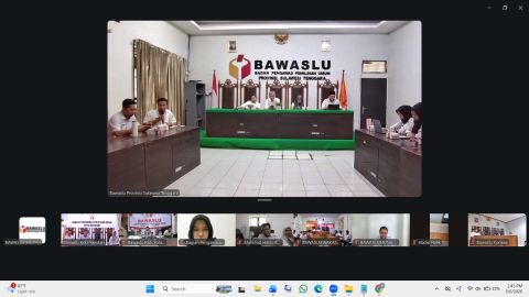 Ketua dan Anggota Bawaslu Provinsi Sulawesi Tenggara didampingi Kepala Sekretariat Bawaslu Sultra, Kepala Bagian Pengawasan dan Staf Pengawasan Bawaslu Sultra Saat Mengikuti Rapat Melalui Zoom Meeting 
