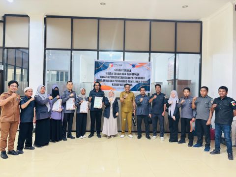 Darma, S.Si., MH (Anggota Bawaslu Sultra) DR. Jalaluddin (Kepala Sekretariat Bawaslu Sultra), Ketua Bawaslu Kabupaten Muna Bersama Jajaran Sekretariat Bawaslu Kabupaten Muna Foto bersama Dengan Pemerintah Daerah Kabupaten Muna