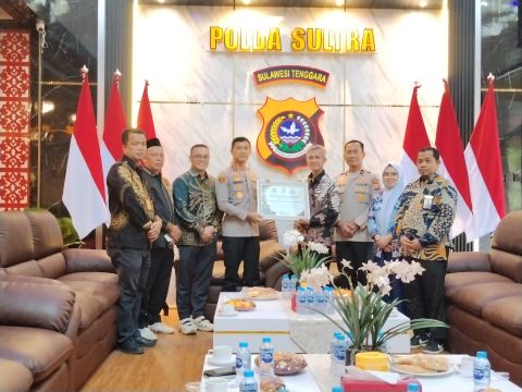 Ketua dan Anggota Bawaslu Sultra Didampingi Oleh Kepala Sekretariat Bawaslu Sultra serta Kepala Bagian Pengawasan Bawaslu Sultra Berikan Piagam Secara Simbolis Kepada Kapolda Sultra serta Wakapolda Sultra