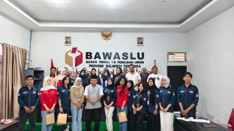 Bahari, S.Si.,M.P.,M.H (Anggota Bawaslu Provinsi Sultra) Didampingi Kepala Bagian Pengawasan Bawaslu Sultra serta Jajaran Sekretariat Bawaslu Sultra Foto Bersama Mahasiswa KKN Magang UHO
