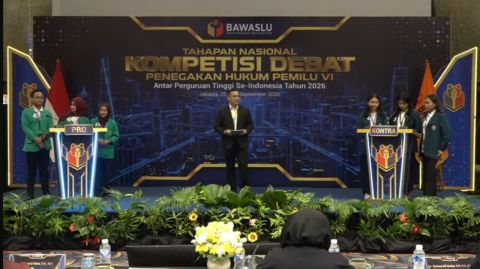 Indra Eka Putra, S.H., M.H.Cpl (Anggota Bawaslu Provinsi Sulawesi Tenggara) Saat Memandu Kompetisi Debat  Penegakkan Hukum Pemilu Antar Perguruan Tinggi Se-Indonesia Tahap Nasional Batch Vi Tahun 2026