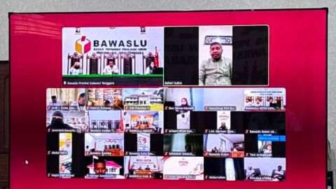 Bahari, S.Si., SH, MP, MH (Anggota Bawaslu Provinsi Sulawesi Tenggara) Saat Memberikan Arahan Kepada Peserta Rapat Melalui Zoom Meeting/Daring