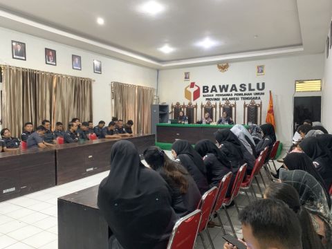 Darma, SP., S.H., M.H (Anggota Bawaslu Provinsi Sulawesi Tenggara) Saat Memberikan Arahan dan Sambutan Kepada Peserta Kegiatan Kompetensi jajaran Sekretariat Bawaslu Provinsi Sulawesi Tenggara