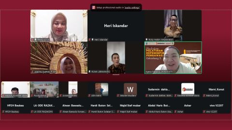 Iwan Rompo Banne (Ketua Bawaslu Provinsi Sulawesi Tenggara) Saat Membuka Kegiatan Melalui Zoom Meeting 