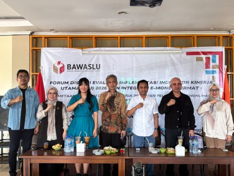 Foto Bersama Ketua dan Anggota Bawaslu Provinsi Sultra Dengan Tenaga Ahli SDM Bawaslu RI, 2 (Dua) Narasumber Akademisi dan Pegiat Pemilu dan Ka.Bag Administrasi dan Ka.Bag Penanganan Pelanggaran dan Penyelesaian Sengketa Bawaslu Sultra 