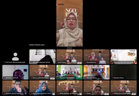  Darma, SP., SH., M.H (Anggota Bawaslu Provinsi Sulawesi Tenggara) Saat Memberikan Sambutan dan Arahan Padaa Kegiatan Ngobrol Kamis Edisi-59 Melalui Zoom Meeting