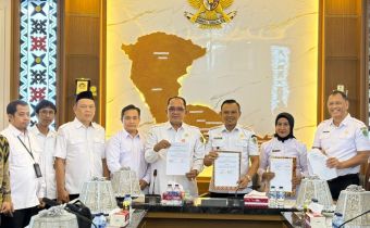 Disaksikan Deputi SDM Bawaslu RI, Bawaslu Kab. Konawe Bersama Pemda Konawe Lakukan Penandatangan NPHD Serah Terima Tanah Dan Gedung Kantor Bawaslu Konawe