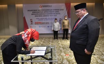 Lantik Delapan PAW Anggota Bawaslu Kabupaten/Kota, Bagja: Segera Adaptasi dengan Cepat