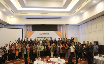 Guna Persiapan Menghadapi PHPU Pada Pemilu dan Pilkada Serentak Tahun 2024 Bawaslu Sultra Gelar Rapat Kajian Hukum Bagi Bawaslu Kab/Kota