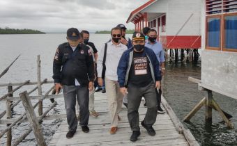 Menjaga Hak Pilih: Kisah Menantang Ombak di Pesisir Buton Utara