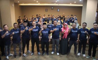 BAHARI; Membuka Secara Resmi Diskusi Peningkatan Kapasitas Alumni Sekolah Kader Pengawasan Partisipatif Provinsi Sulawesi Tenggara di Kota Bau-Bau