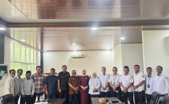 Foto Bersama Ketua, Anggota Bawaslu Provinsi Sulawesi Tenggara, Pejabat Struktural dan Administrator Bersama Jajaran Staf Bawaslu Provinsi Sulawesi Tenggara Saat Diterima di Ruang Rapat DPRD Provinsi Sultra