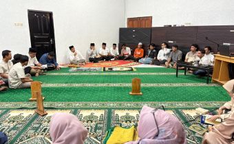 Suasana Kegiatan Bawaslu BerTadarus Yang DIpimpin Langsung Ketua dan Anggota Bawaslu Provinsi Sulawesi Tenggara, Kepala Sekretariat Bawaslu Provinsi Sulawesi Tenggara serta Jajaran Staf Bawaslu Provinsi Sulawesi Tenggara