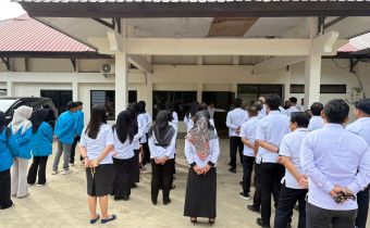 Bahari, S.Si., S.H M.P., M.H (Anggota Bawaslu Provinsi Sultra) Pimpin Apel Pagi Diikuti oleh Kepala Sekretariat, Pejabat Administrator dan Struktural Lingkup Bawaslu Sultra serta Jajaran Staf Bawaslu Provinsi Sultra dan juga Mahasiswa KKN dari IAIN Kendari.