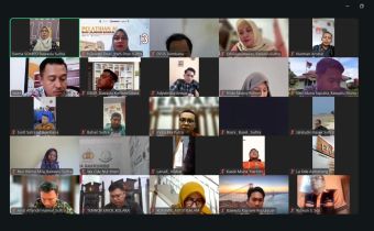 Foto Bersama Ketua, Anggota Bawaslu Provinsi Sulawesi Tenggara Bersama Peserta Diskusi Ngobrol Kamis 