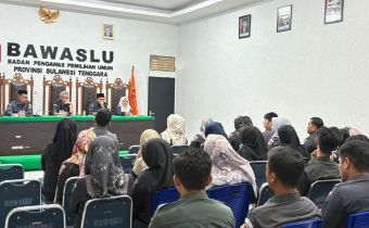 Suasana Rapat yang dipimpin langsung oleh Ketua Bawaslu Sultra didampingi oleh Anggota Bawaslu Sultra serta Kepala Sekretariat Bawaslu Sultra dengan dihadiri oleh seluruh Jajaran Bawaslu Sultra