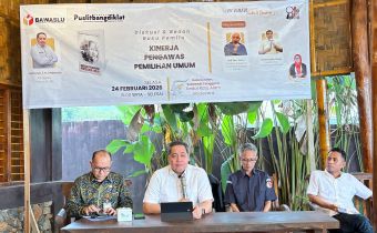 Dr. Herwyn J. H. Malonda, M.Pd., M.H (Anggota Bawaslu RI) Saat Memberikan Sambutan Didampingi Oleh Ketua Bawaslu Sultra, Kepala Puslitbangdiklat  dan Tenaga Ahli Bawaslu RI 